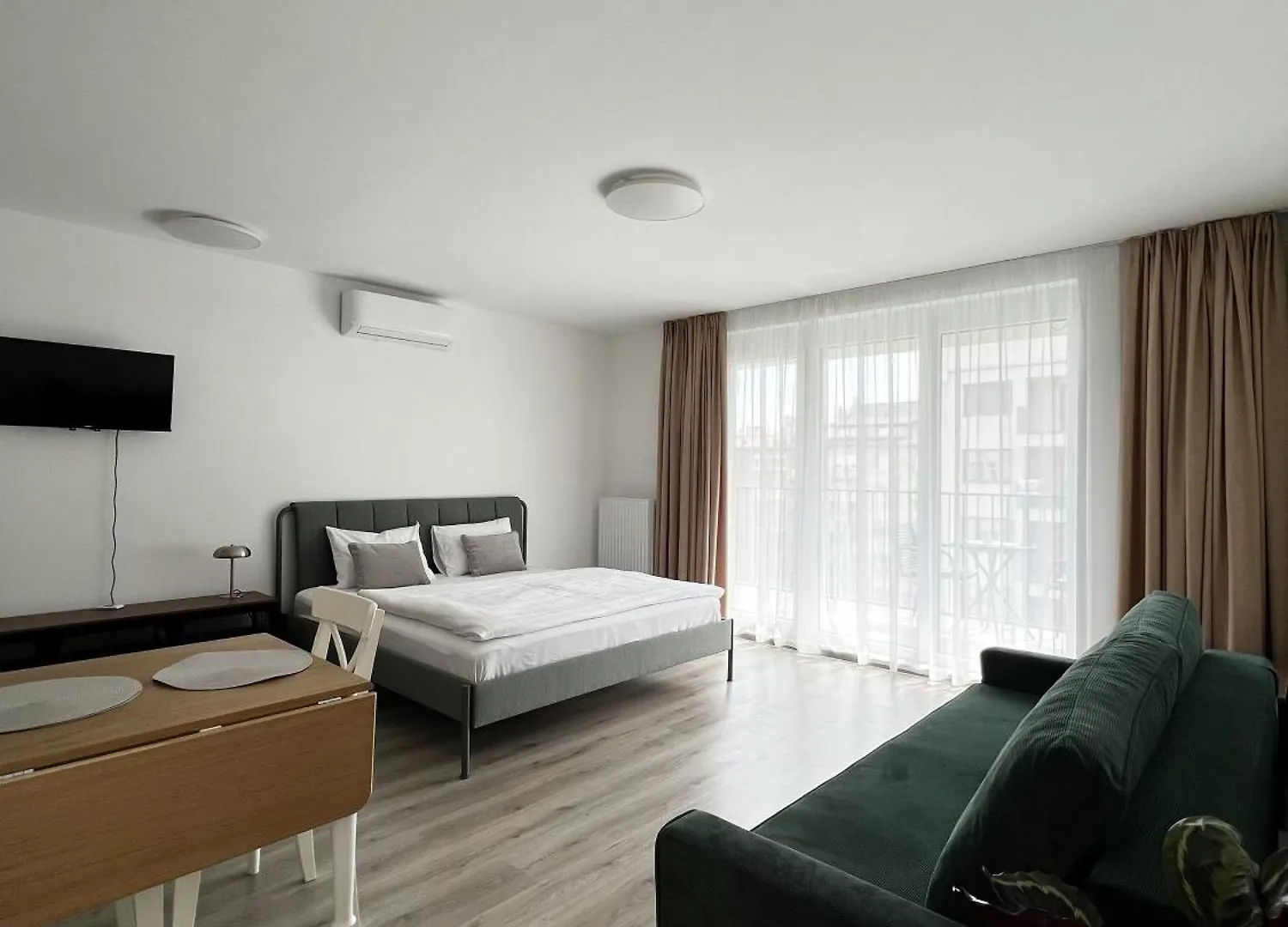 The Riverhouse Budapest 0*,