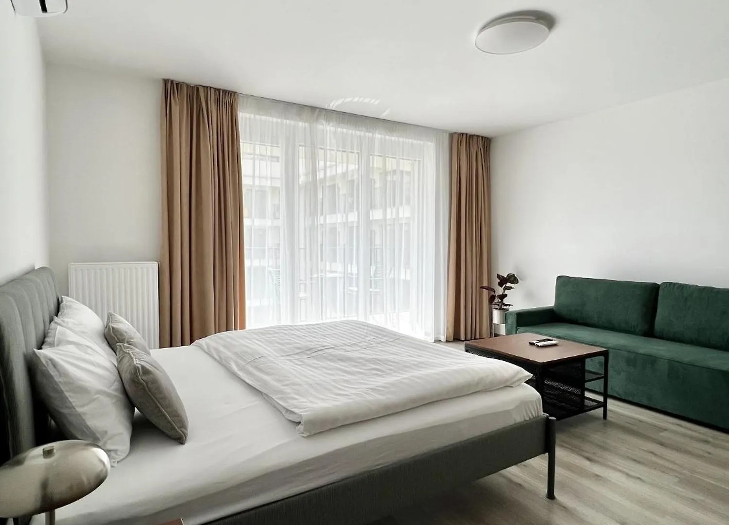 The Riverhouse Budapest 0*,